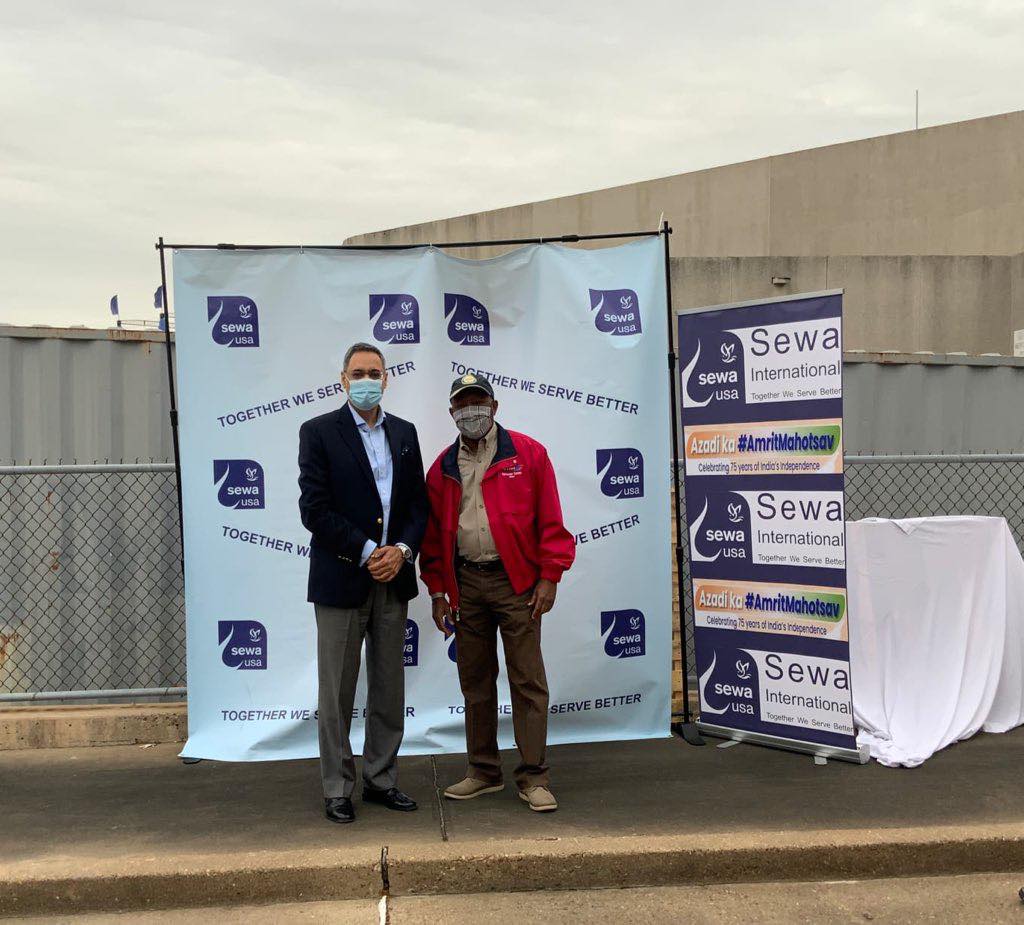 Consul General joined Mayor of Houston Sylvester Turner in the food distribution drive organized by Sewa International USA - Houston  on April 3,2021