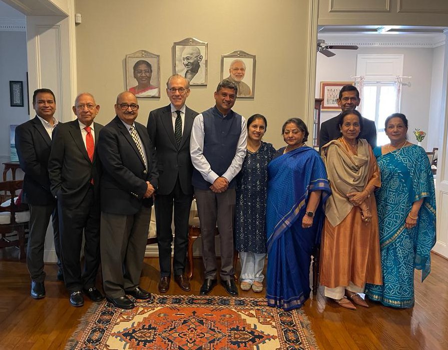 Consul General met with  the Museum of Fine Arts Houston Director Gary Tinterow along with Board Members and Art Connoisseurs from Indian diaspora on November 2,2023