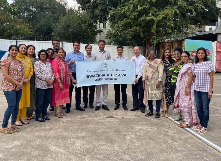 Spreading the message of cleanliness and responsibility at the Consulate. A successful cleanliness
drive that reminds us of our duty towards a cleaner, greener environment.
