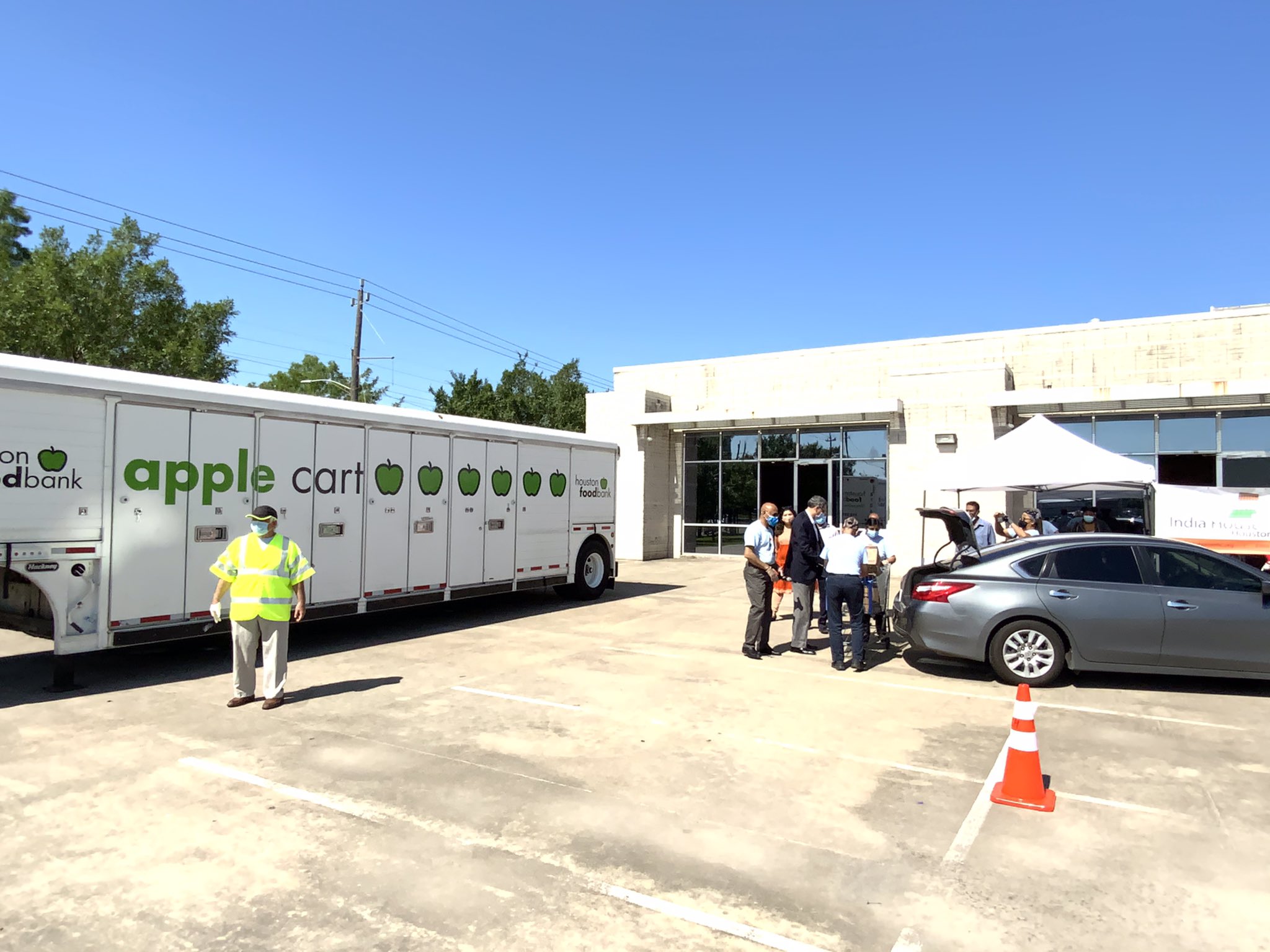 Consul General participated in the food distribution drive organized by India House on May 5,2021