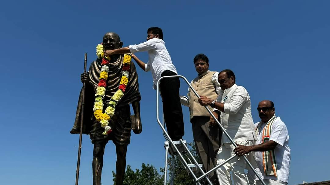 Hon’ble Chief Minister of Telangana Shri Revanth Reddy along with IT Minister Shri Sridhar Babu and official delegation visited Dallas, Tx on 7th August 2024.  During their visit they paid respects to the Mahatma Gandhi Statue at the Mahatma Gandhi Memorial Park in Irving/Dallas and also participated in the business roundtable organised by ITServe Alliance. They also held business meetings and met the diaspora members showcasing the business and investment opportunities the City of Hyderabad and the State of Telangana offers.