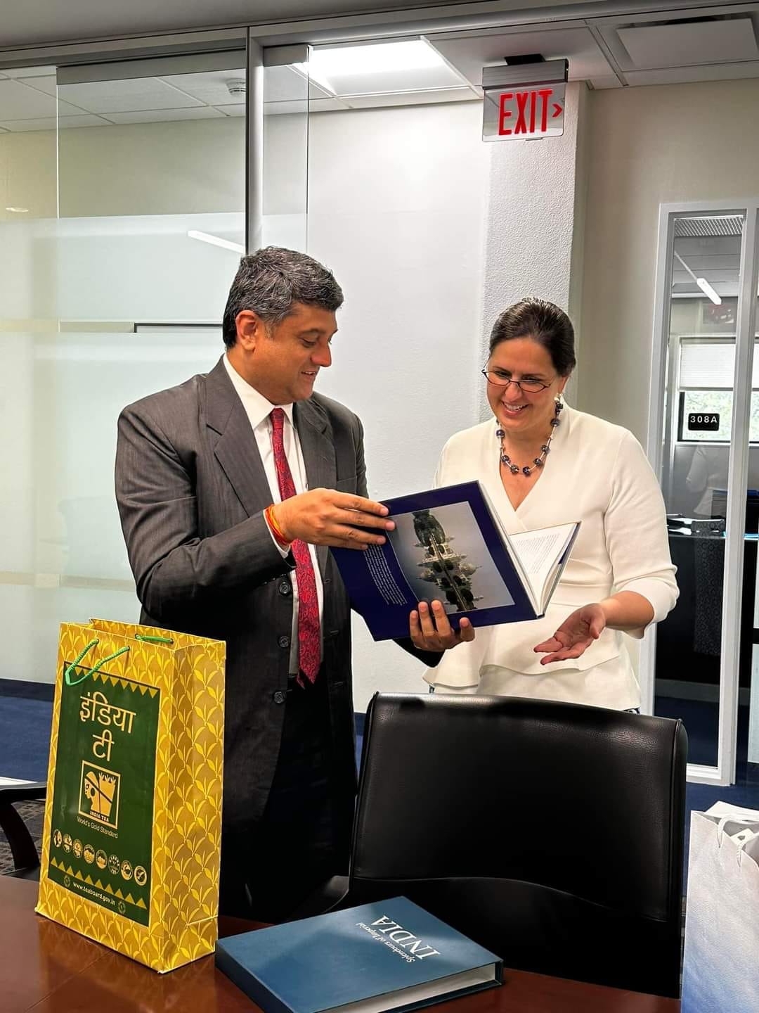 Consul General met Dr. Jennifer Cowley, President of The University of Texas at Arlington and also interacted with Indian students.