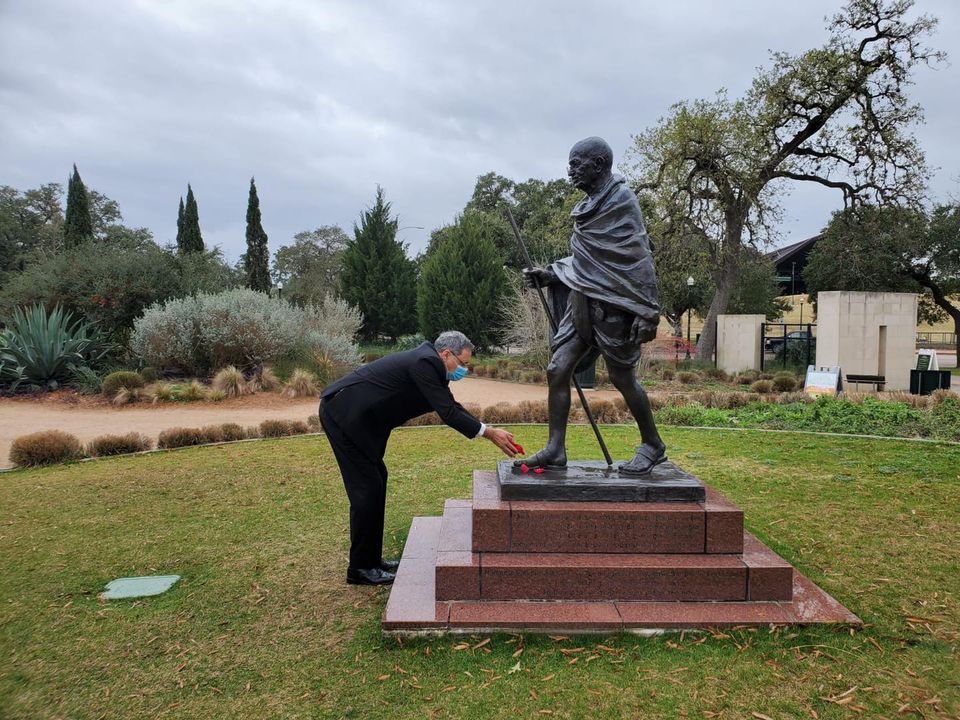 On Martyrs’ Day Consul General along with members of Eternal Gandhi Museum, Houston paid floral tributes to Mahatma Gandhi at Hermann Park, Houston on 30 January 2021