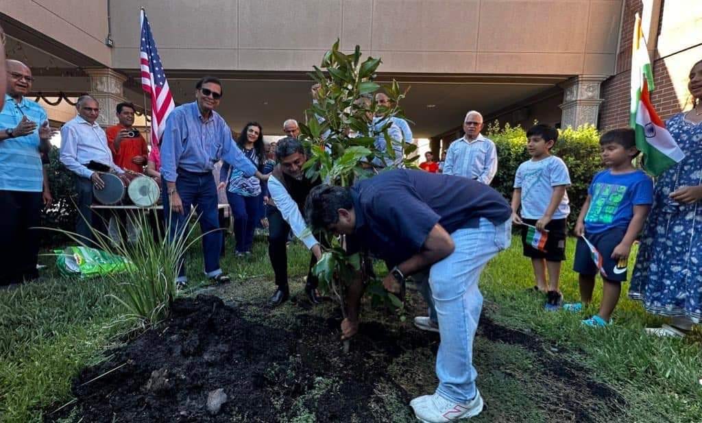 Consul General joined the Vallabh Priti Seva Samaj (VPSS), Houston and the enthusiastic Indian-American  Community to plant a tree at VPSS Haveli, Houston under #Plant4Mother campaign launched by PM