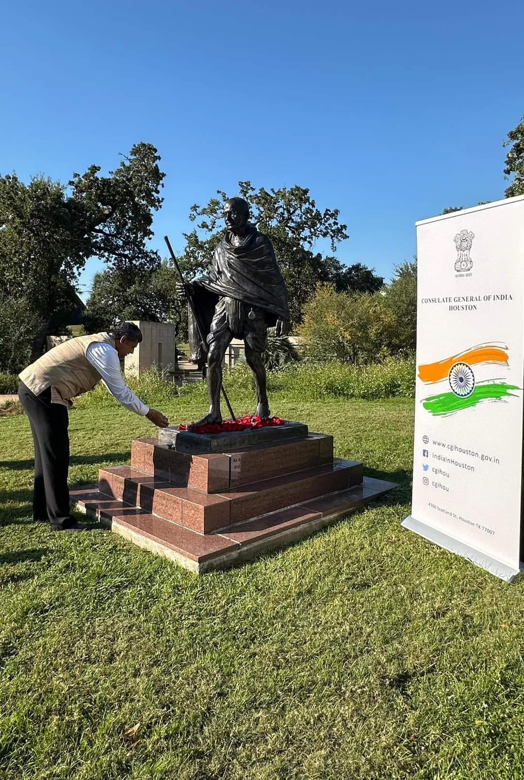 Consulate along with Indian diaspora members paid respects and offered floral tributes to MahatmaGandhi on his 155th birthday and commemorated UN International Day of Non Violence at Hermann Park, Houston. Attendees also participated in shramdhan in line with the Swacchta Hi Seva campaign to clean the area in the park and to commemorate 10th Anniversary of Swachh Bharat Abhiyan JanAndholan